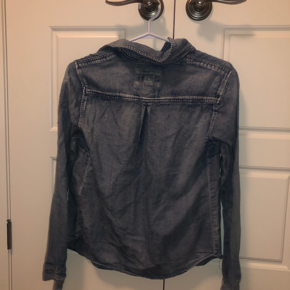 ✨2/$15✨ denim button down - Picture 3 of 3